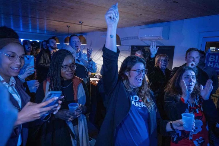 Partidarios de Joe Biden celebran su triunfo en las primarias de Carolina del Sur, en North Charleston.