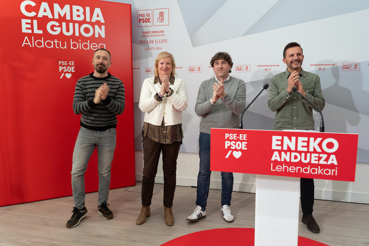 Eneko Andueza, en el acto de Lasarte-Oria, junto a Denis Itxaso, Susana Corcuera y Agustín Valdivia.