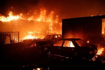 Vehículos y viviendas arden durante un incendio en Viña del Mar.