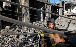 Niños palestinos en una zona bombardeada por el Ejército sionista en Rafah.