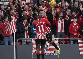 Berenguer celebra con Nico Williams uno de los goles marcados ante la Real en San Mamés.