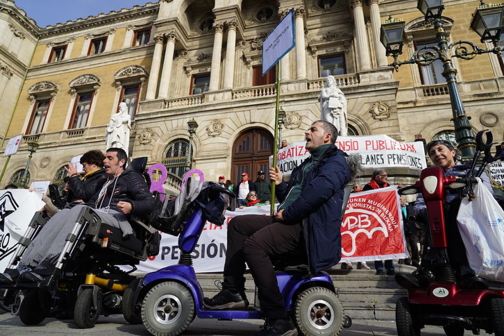 Protesta de pensionistas con movilidad reducida, este lunes en Bilbo.