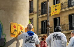 Activistas de Sortu se concentraron ante el portal de Zubieta 3 y desplegaron una pancarta en el balcón.