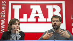 Edurne Larrañaga e Igor Arroyo dieron a conocer el informe de Ipar Hegoa y la propuesta de LAB.