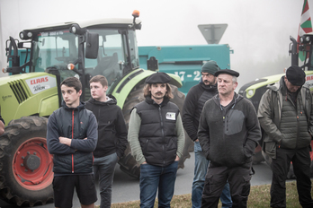 Las movilizaciones de agricultores del norte vasco llegan ahora al sur. En la imagen, bloqueo de ELB en Biarritz el pasado 26 de enero. 