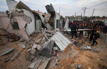 Gazatíes se congregan ante los restos de una de las viviendas destruidas en los últimos ataques israelíes.