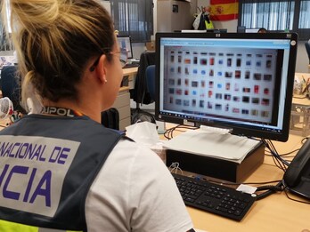 Imagen de una investigación policial sobre pornografía infantil.