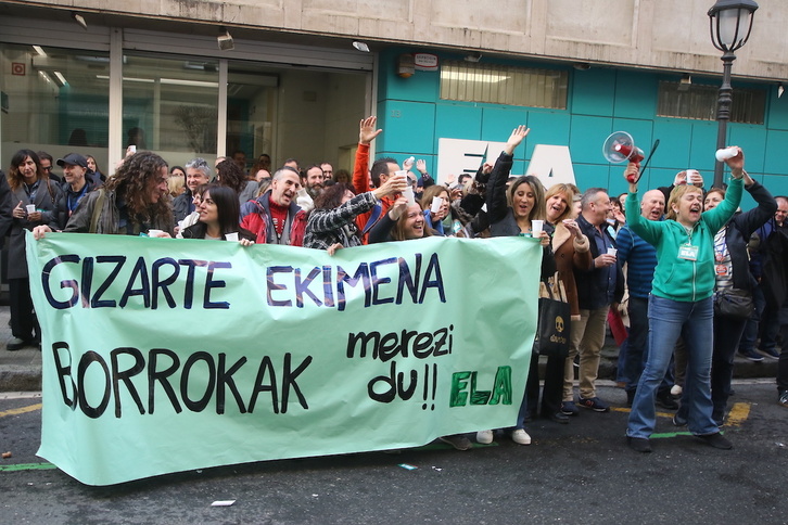 Trabajadoras celebran el preacuerdo ante la sede de ELA.