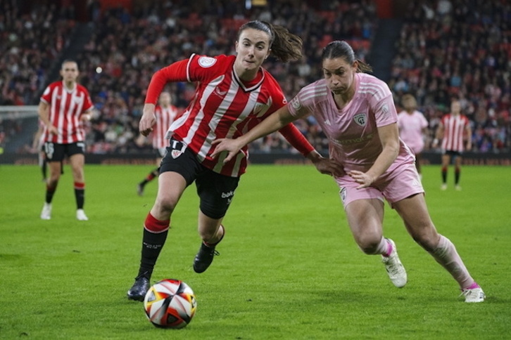 Azkona y Cometti corren tras el balón durante la eliminatoria que enfrentó a Athletic y Madrid en San Mamés.