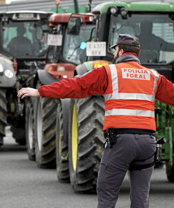 Un policía foral controla tractores en Berriozar.