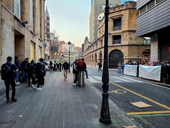 Movilización ante el SMUS, donde varias personas esperan a ser atendidas.