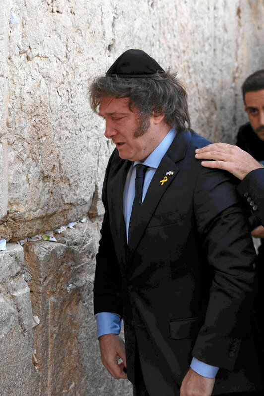 Javier Miliei llora en el Muro de las Lamentaciones