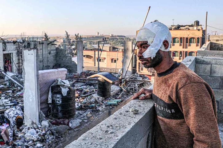 Un palestino herido observa una zona de Rafah en ruinas tras ser bombardeada por Israel.