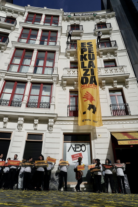Pancarta con el lema «Espekulazioa gelditu!» en la fachada del hostel propiedad del fondo Azora en Bilbo.