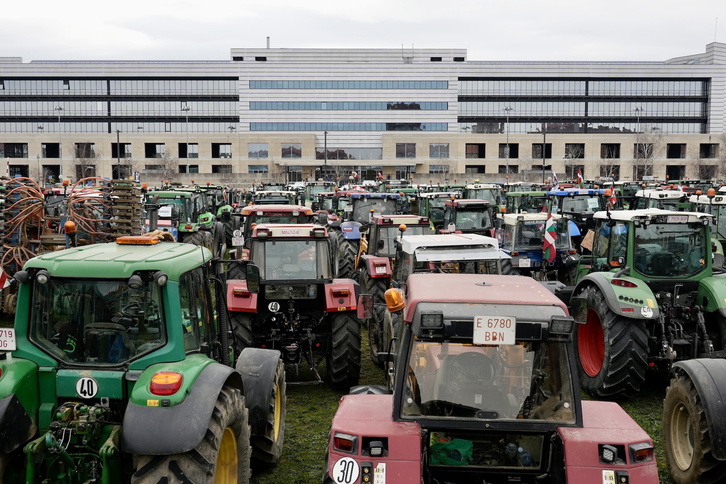 Tractores ante la sede de Lakua, en Gasteiz. 