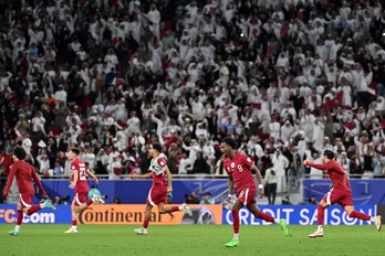 Los jugadores de Qatar celebran el triunfo ante Irán.