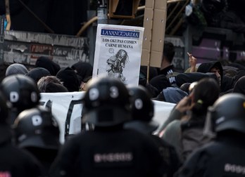 Cartel sarcástico sobre la criminalización de la okupación, en un operativo policial en Barcelona.