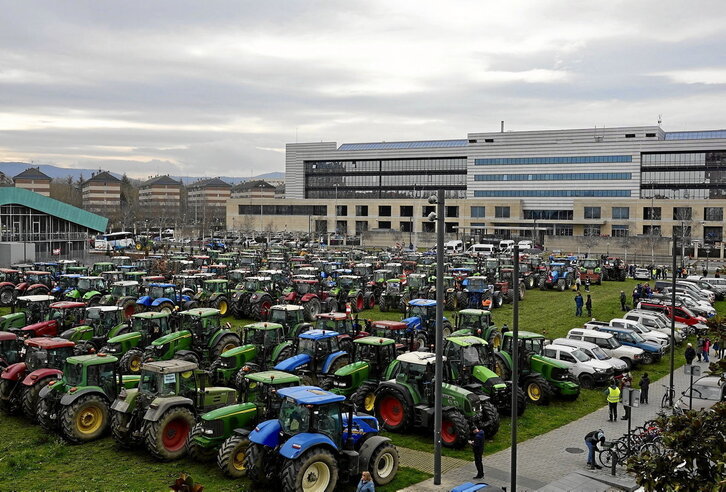 Tractores ante la sede de Lakua, en Gasteiz.