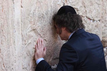 El presidente argentino, Javier Miliei, en el Muro de las Lamentaciones de Jerusalén.