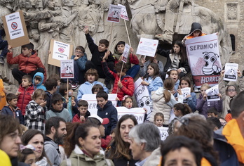 Protesta de padres y madres de la ikastola de Durana, primer centro donde se detectaron lombrices en la comida.