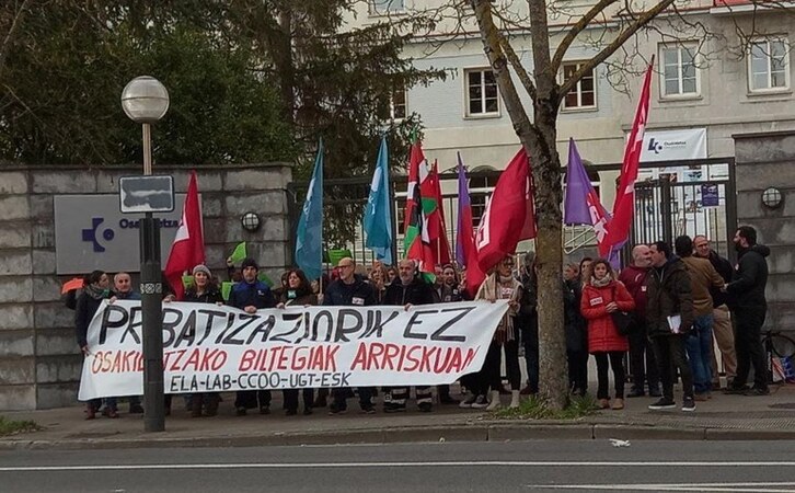 Concentración de los sindicatos este jueves en Gasteiz.