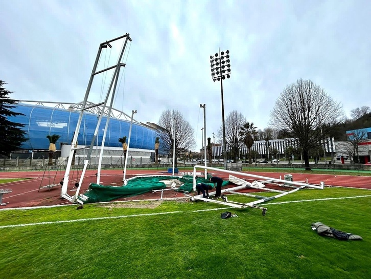 La jaula de lanzamiento, afectada por el viento en el miniestadio de Anoeta.