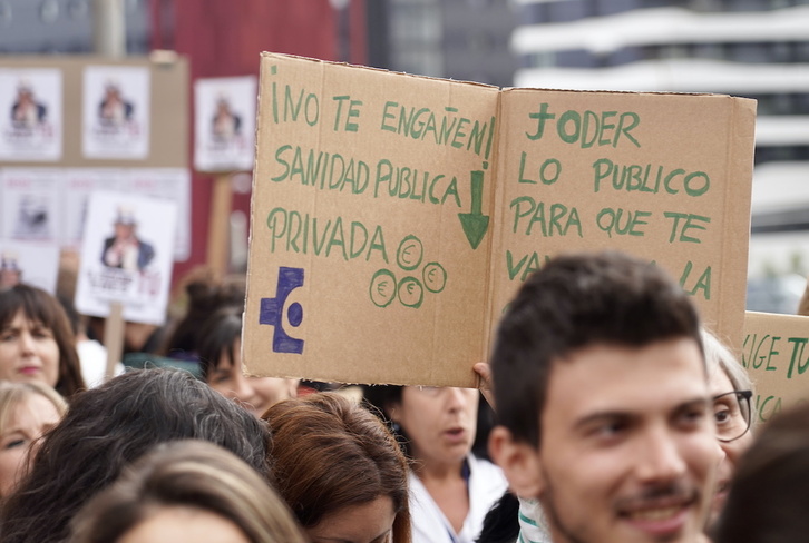 Protesta ciudadana en Bilbo por la pérdida de calidad de Osakidetza.