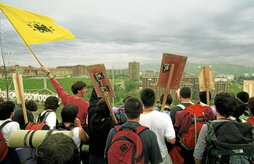 A la izquierda, marcha juvenil ante el cuartel de Intxaurrondo en los años 90. A la derecha, cartel de «27 horas», de Montxo Armendariz, centrada en la lacra de la heroína.