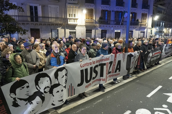 Protesta contra la presencia de Martín Villa, esta tarde ante el hotel en el que intervenía.
