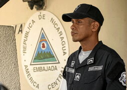 Un policía panameño, en la Embajada de Nicaragua.