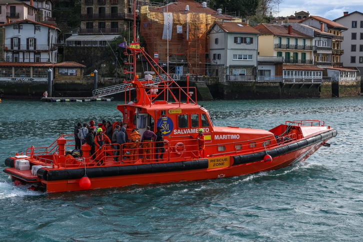 La tripulación rescatada, llegando al puerto de Pasaia.
