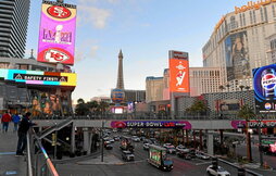 Luces brillantes, casinos, coches y anuncios de la Super Bowl dan la bienvenida a Las Vegas.