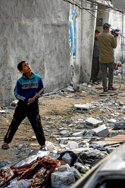 Palestinos en Rafah, tras un bombardeo israelí.