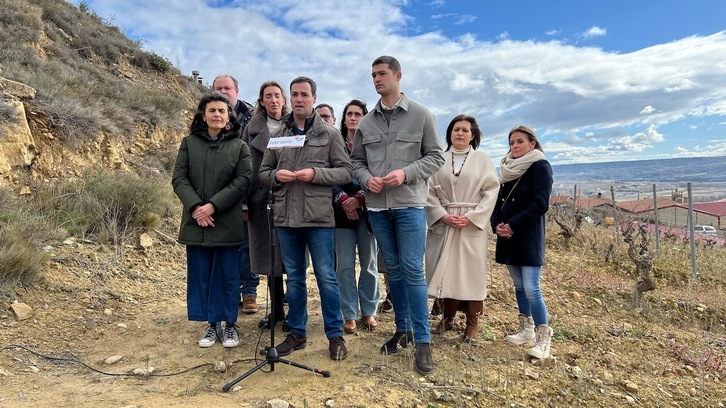  Imanol Pradale junto a integrantes de la lista por Araba en el acto de este sábado.