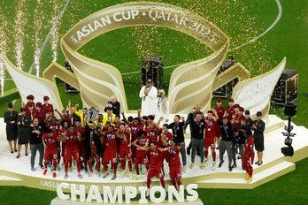 Los jugadores de Qatar celebran la Copa Asia 2024.