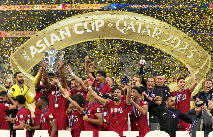 Los jugadores de Qatar celebran su triunfo en la Copa de Asia.