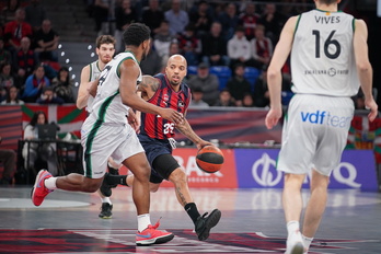 Theodore intenta progresar ante Andrés Feliz, el héroe del Joventut. 