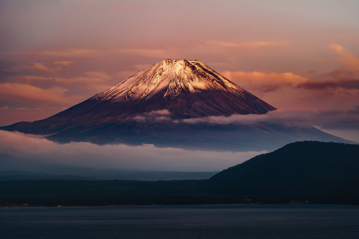 Gero eta jende gehiagok igotzen du Fuji mendia.