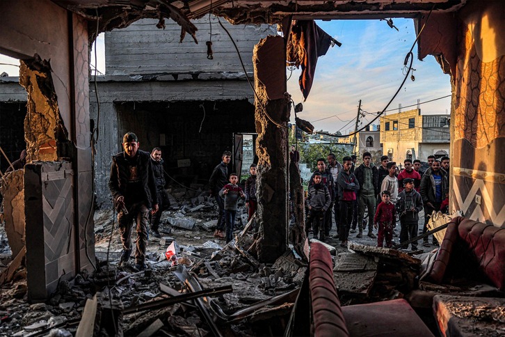 Habitantes de Rafah observan uno de los edificios derruidos por las bombas.