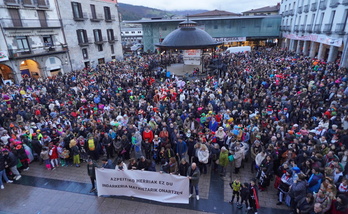 La plaza de Azpeitia, abarrotada para rechazar las agresiones sexuales sufridas por dos mujeres. 