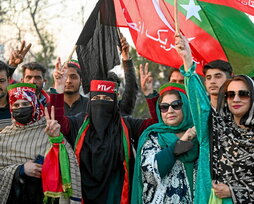 Simpatizantes del PTI protestan en Peshawar.