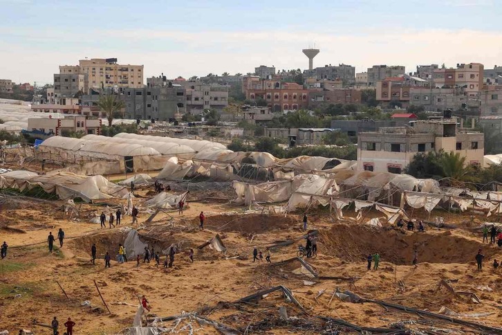  Los bombardeos alcanzaron los precarios campos de tiendas de plástico de los desplazados.