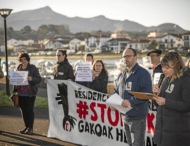 Representantes de la plataforma por el derecho a la vivienda, ayer, en Donibane Lohizune.