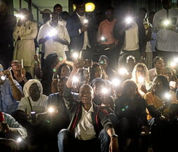 Protesta contra la violencia contra los medios, en Dakar.