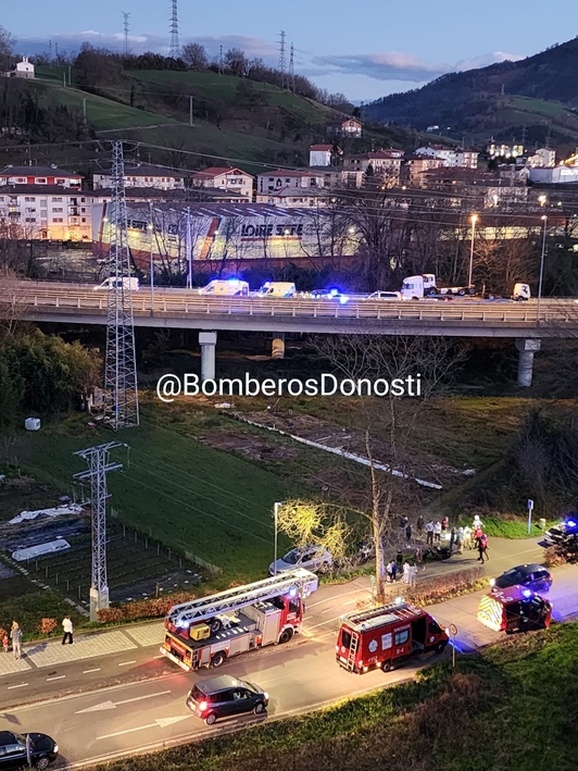 Los bomberos han intervenido para rescatar a la otra persona que viajaba en la moto, que ha caído al Urumea.