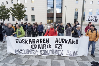 Euskalgintzako eragileek deituta, elkarretaratzea egin zuten hizkuntza eskakizunak kamusten dituzten epai judizialen aurka, otsailaren 8an Iruñeko Auzitegiaren aitzinean. 