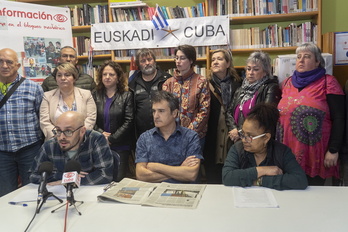 Rueda de prensa en la sede de Euskadi-Cuba de Bilbo. En el centro, sentado, José Manzaneda.