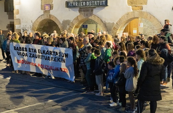 Concentración en Ituren en solidaridad con el joven herido por la Ertzaintza en Tolosa.