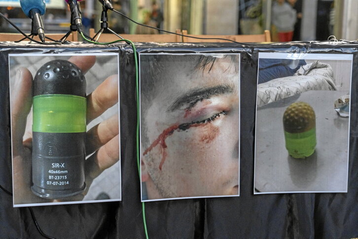 La herida del joven y las pelotas de foam usadas en Tolosa, en la comparecencia del día 13 en Villabona.