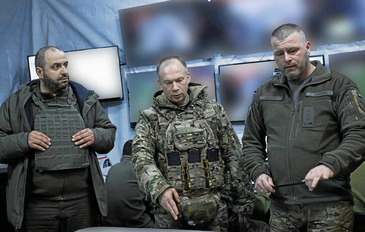 El nuevo comandante en jefe del Ejército de Ucrania, Oleksander Sirski, revisando el frente.